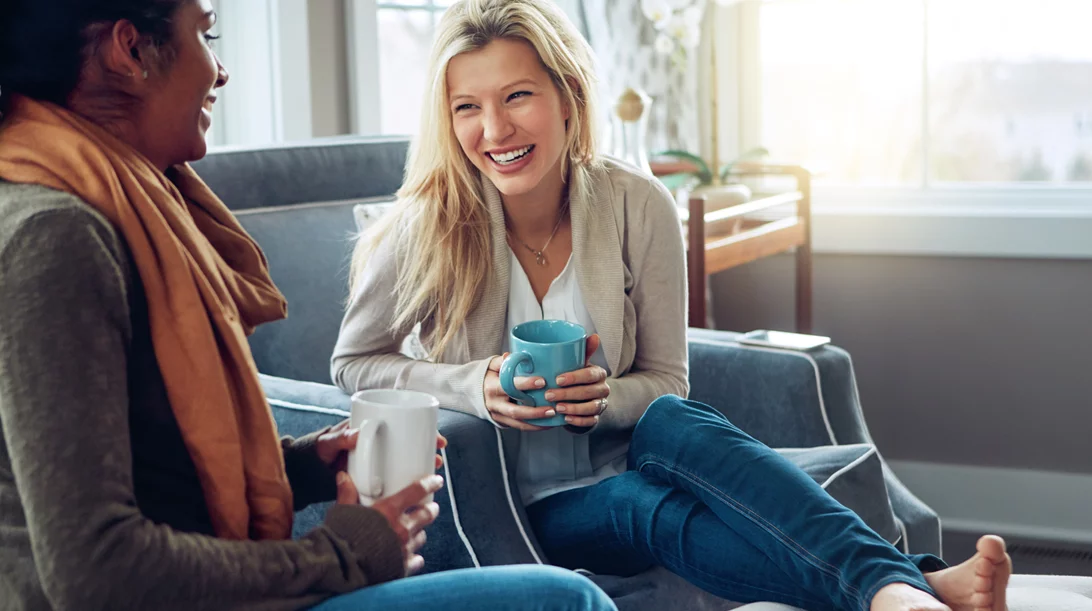 Πώς να επανασυνδεθείς με μία παλιά φίλη