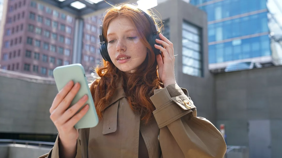 Πώς μπορείς να ακούς YouTube με σβηστή οθόνη στο κινητό