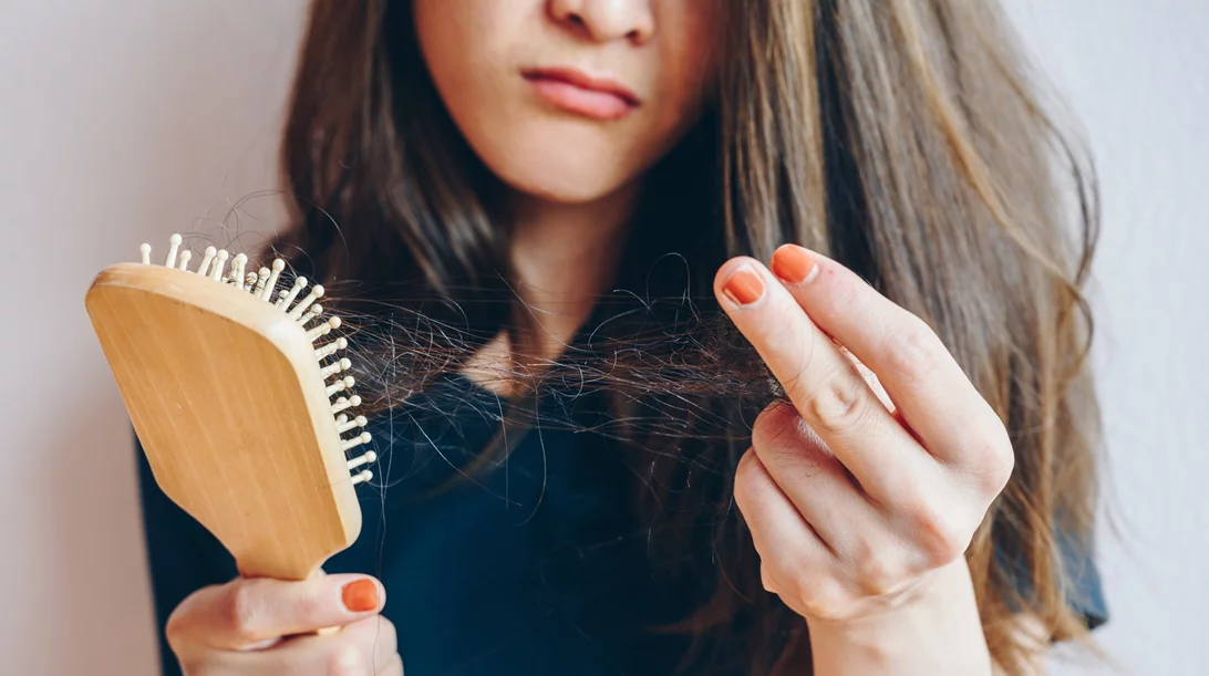 Τριχόπτωση: Παίζει ρόλο το χρώμα των μαλλιών μας;