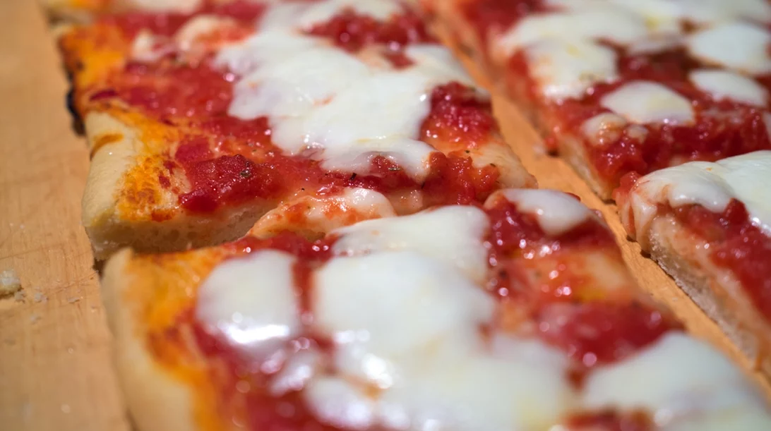 Πανεύκολη πίτσα της τεμπέλας: Το σπιτικό ζυμάρι που δεν ήξερες ότι μπορείς να φτιάξεις τόσο γρήγορα