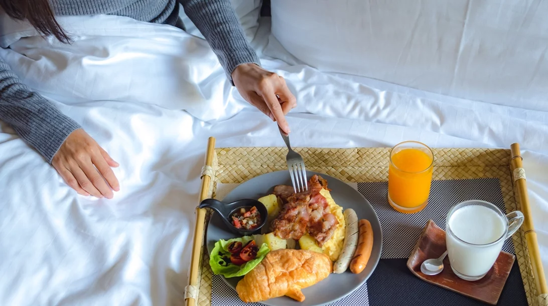 Μην τρως πρωινό αμέσως μόλις ξυπνήσεις - Ειδικός εξηγεί ποιο είναι το ιδανικό χρονικό παράθυρο
