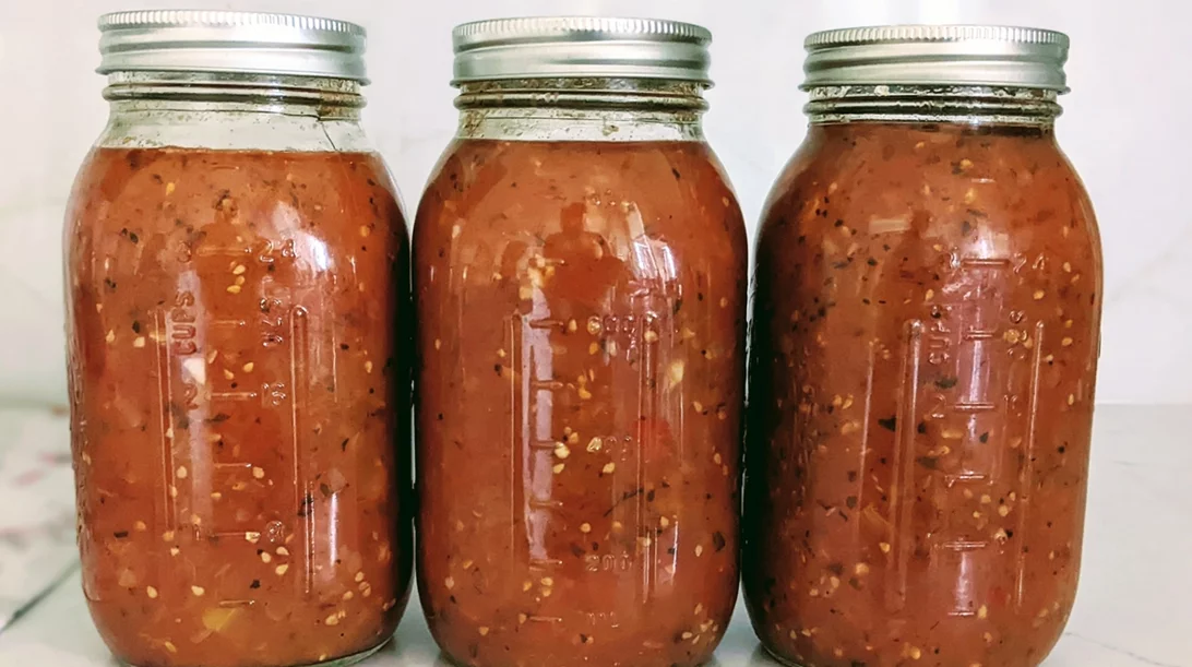 Εύκολη συνταγή για σπιτική σάλτσα τομάτας (φτιάξε τώρα για όλο τον χρόνο)