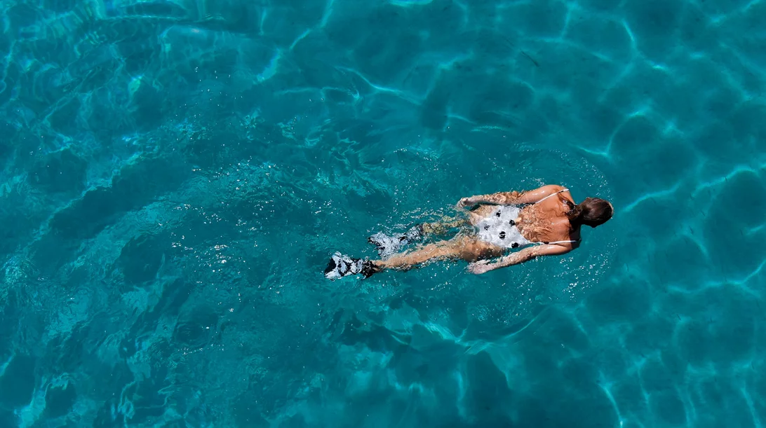 Πρώτα μπάνια: Μπορεί το κολύμπι σε παγωμένη θάλασσα να είναι επικίνδυνο;