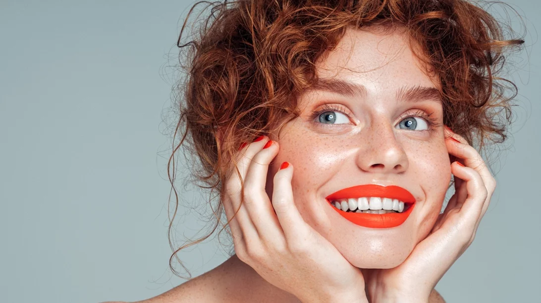 Πώς θα δείχνουν τα δόντια πιο λευκά; Με αυτά τα 3 χρώματα κραγιόν