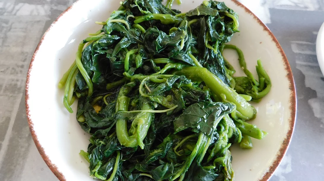 Μαυρίζουν τα χόρτα στο βράσιμο; To hack για να τα διατηρείς καταπράσινα