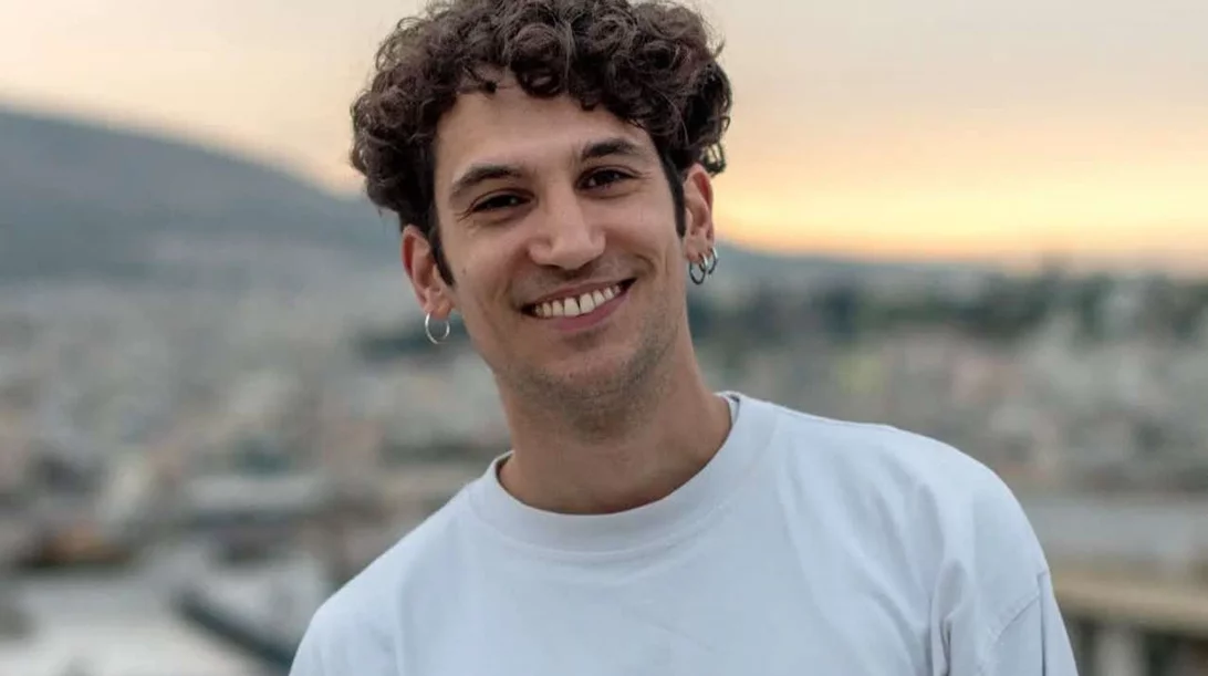 Απίστευτη φυσική κατάσταση: Ο Ορέστης Χαλκιάς κάνει flip και έλξεις στο μονόζυγο (χωρίς μπλούζα)