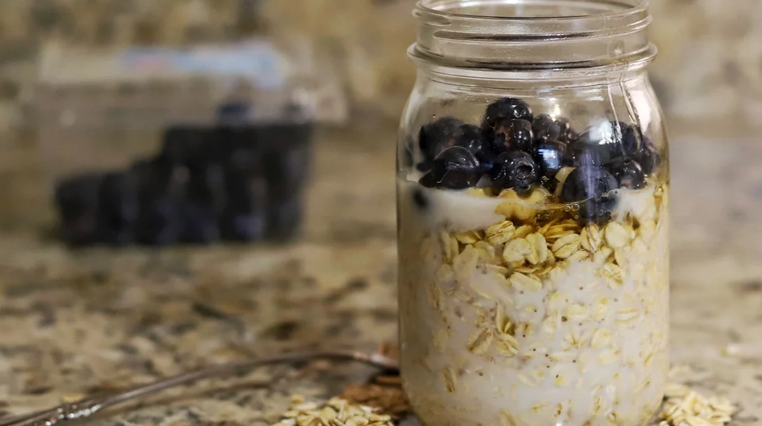 6 πρωτεϊνικές συνταγές για βρώμη από το βράδυ - ιδανικές για απώλεια βάρους