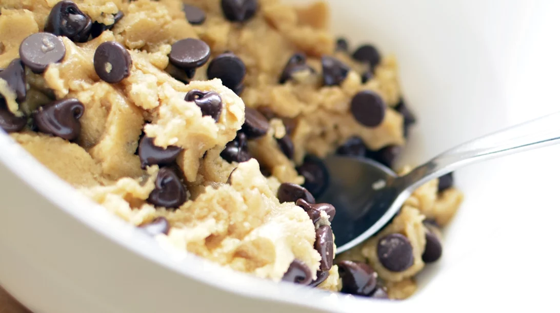 Κρύα μπάρα cookie dough με μόλις 4 υλικά - χωρίς ψήσιμο