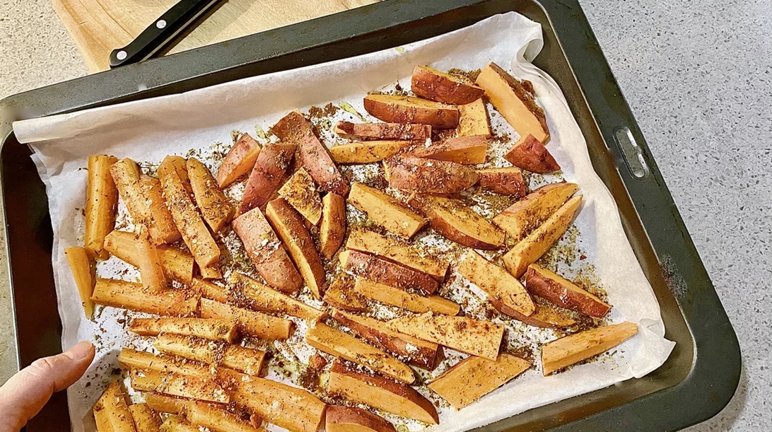 Συνταγή για τσιπς γλυκοπατάτας φούρνου με λίγα λιπαρά
