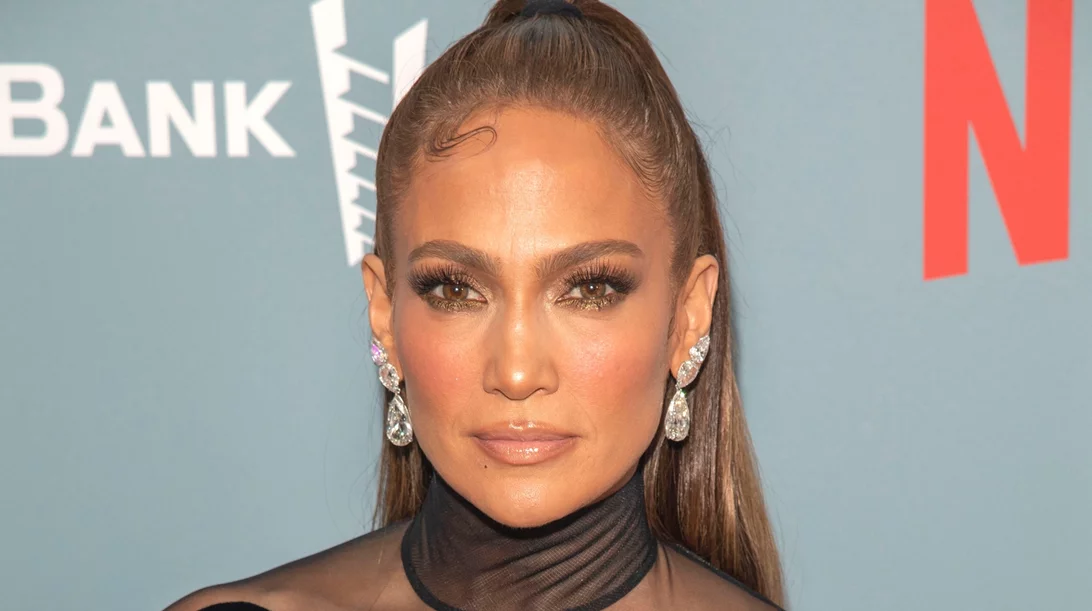 Xmas glam: Το γιορτινό nail art της JLo είναι η καλύτερη ιδέα για το πεντικιούρ του ρεβεγιόν