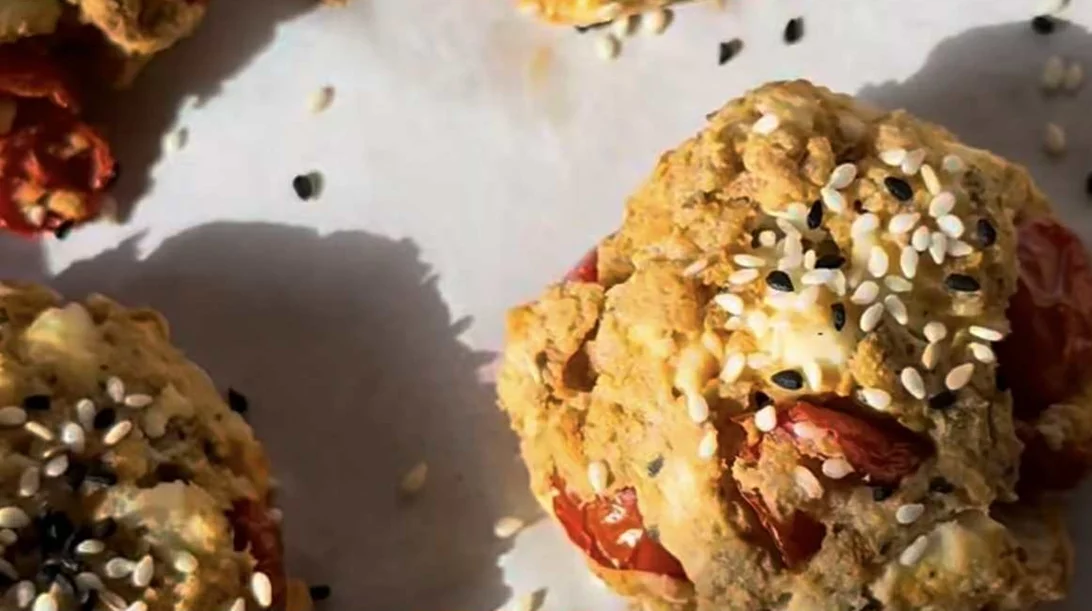 Ντοματένιες τυρομπουκιές: Το θρεπτικό σνακ που φτιάχνεται σε χρόνο ρεκόρ