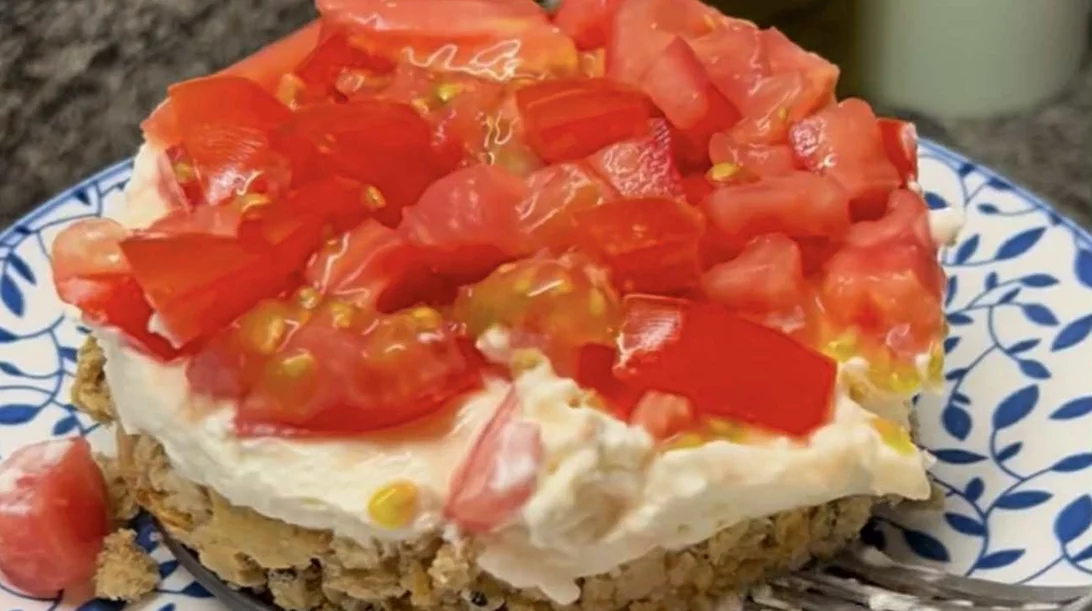 Αντί για ντάκο: Αλμυρό "cheesecake" με κατίκι και ντομάτα - Ελαφρύ και καλοκαιρινό!