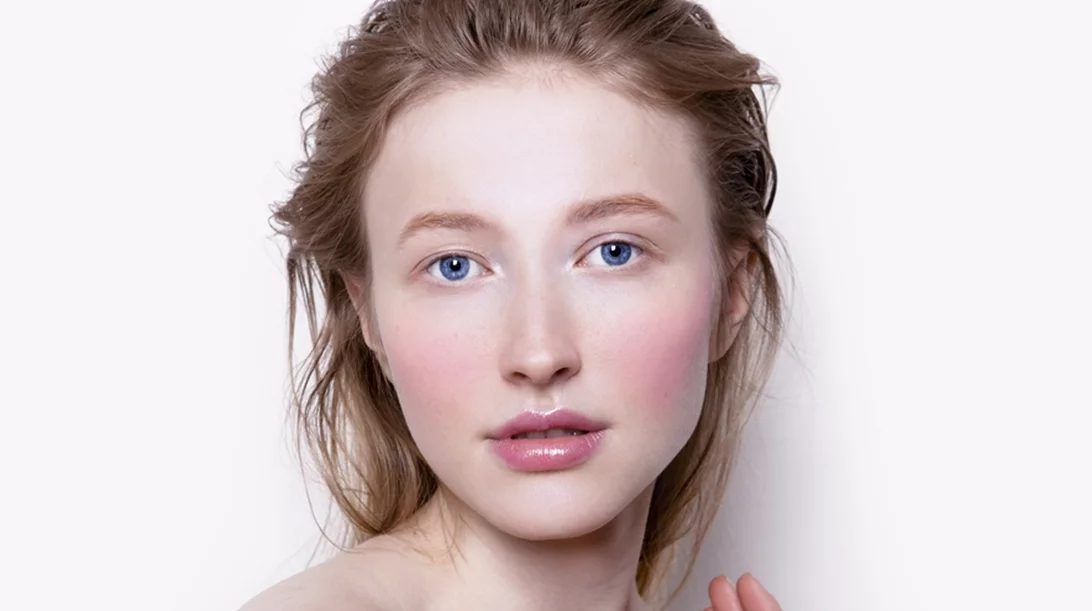 Τα καλύτερα ρουζ σε μορφή stick για εύκολο μακιγιάζ on the go