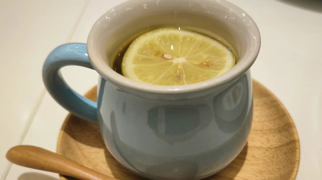 Χλιαρό νερό με λεμόνι: Μπορεί να "αποτοξινώσει" τον οργανισμό; Τι απαντάει η επιστήμη