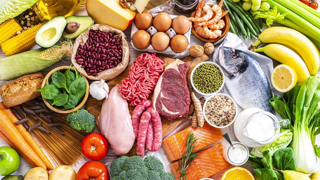 "Τρώμε ξανά αληθινό φαγητό": Οι Αμερικανοί αλλάζουν ριζικά τη διατροφική πυραμίδα - στο επίκεντρο η πρωτεΐνη και το κρέας