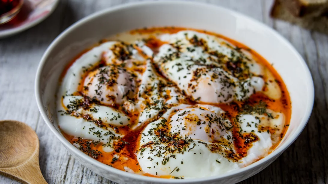 Αυγά ή γιαούρτι; Το μεγάλο debate – Ποιο είναι το πιο υγιεινό πρωινό;