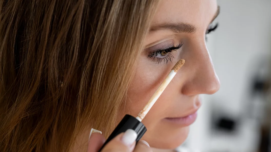 "Σπάει" το μακιγιάζ κάτω από τα μάτια: Το πιο απλό κόλπο για να το σταματήσεις