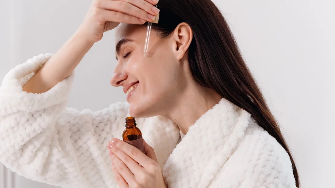 Το πανίσχυρο serum που αντικαθιστά 20 ενέσιμα fillers