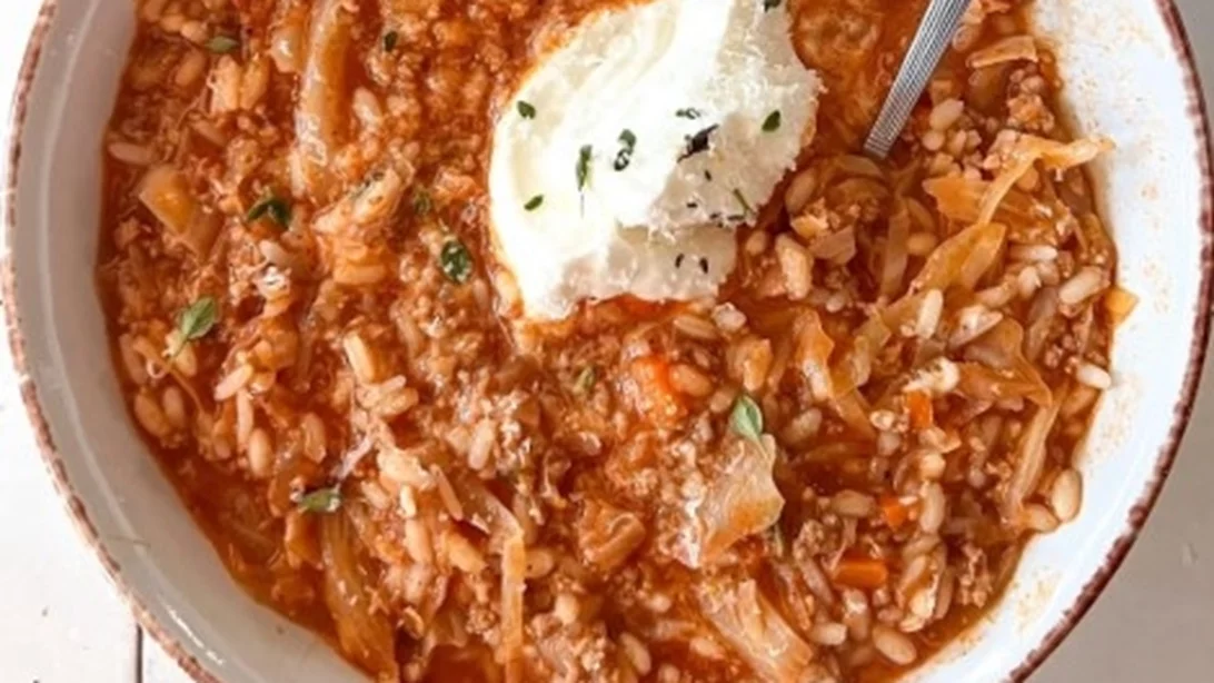 Λαχανοντολμάδες... χωρίς τύλιγμα: Η viral συνταγή σε μία κατσαρόλα που θα σου λύσει τα χέρια