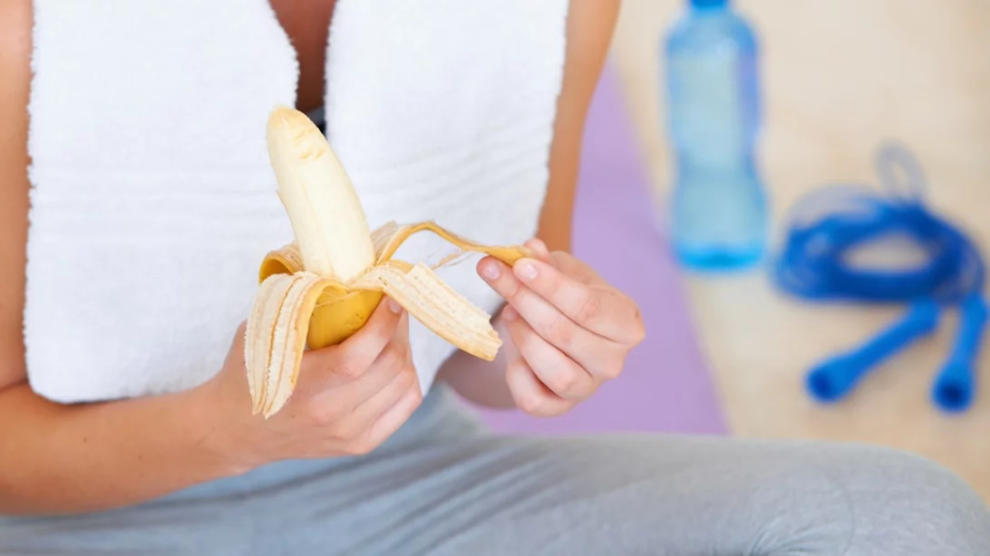 5 κοινές τροφές που βοηθούν να χτίσεις μύες φυσικά (χωρίς σκόνες)