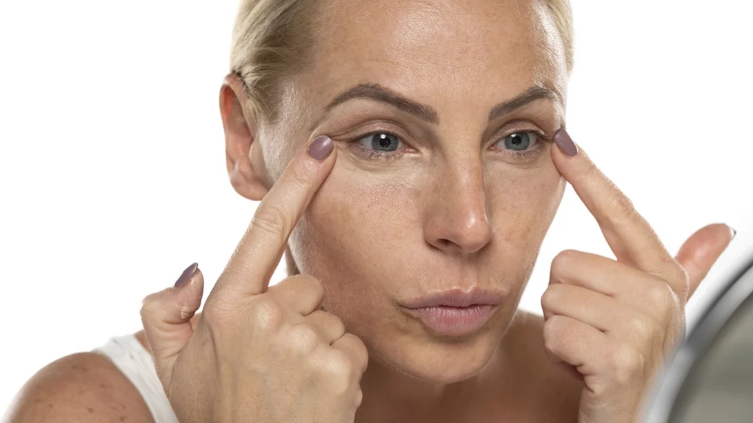 Τα κονσίλερ που δεν τονίζουν ρυτίδες: 7 επιλογές που λατρεύουν οι γυναίκες άνω των 40