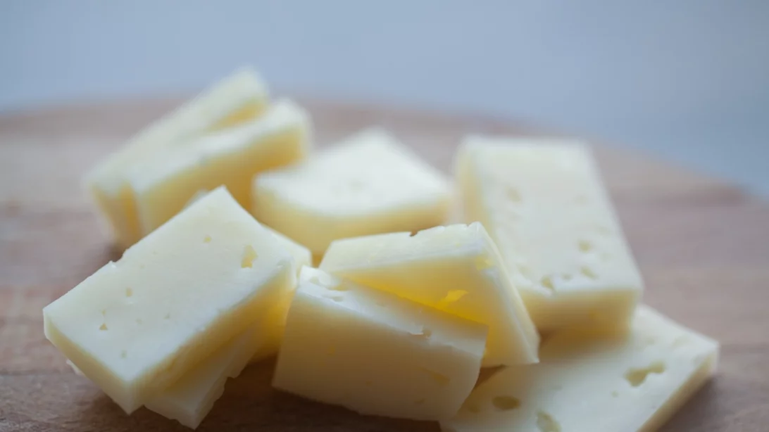 Το τυρί που "συνδέθηκε" με χαμηλότερο κίνδυνο άνοιας: Τι έδειξε νέα μελέτη