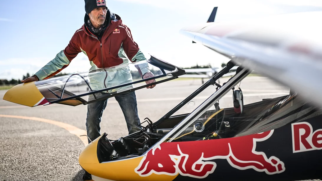 Απίστευτο: 9 ποδηλάτες της Red Bull–BORA–hansgrohe απογείωσαν ανεμόπτερο στη Μαγιόρκα μόνο με τα πόδια τους