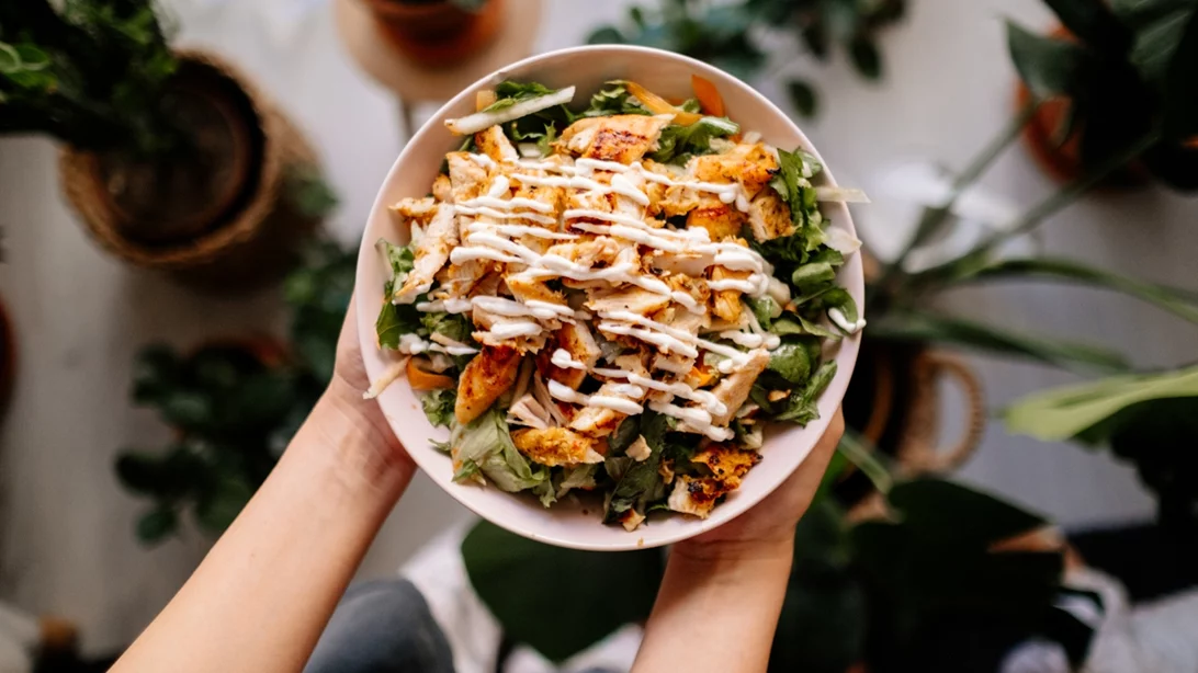 Πότε η σαλάτα παύει να θεωρείται υγιεινό γεύμα;