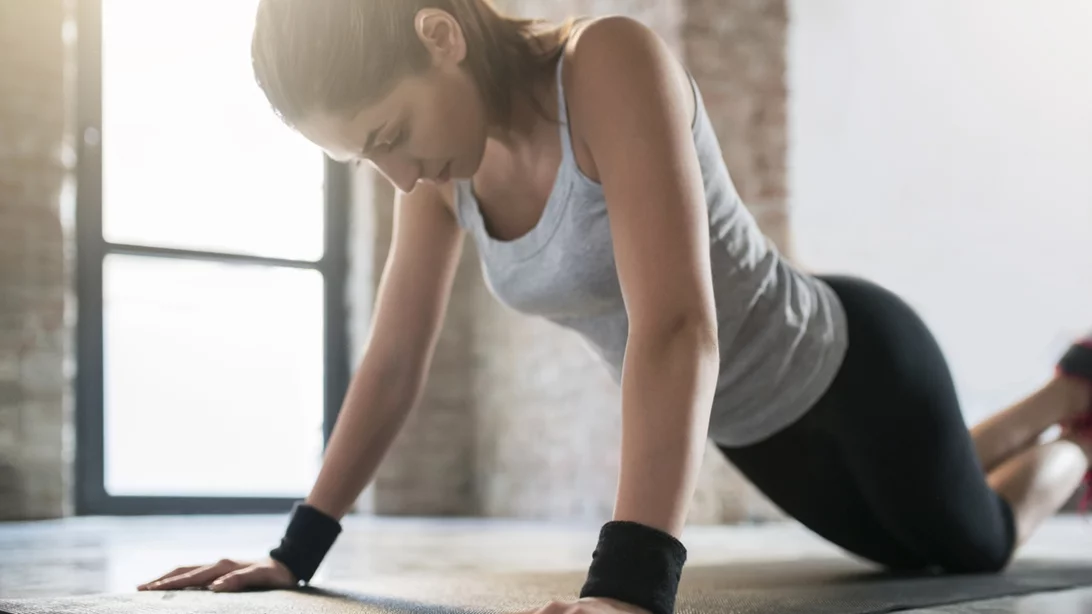 Δεν έχεις χρόνο; 10λεπτη προπόνηση από τη fitness expert Μάντη Περσάκη