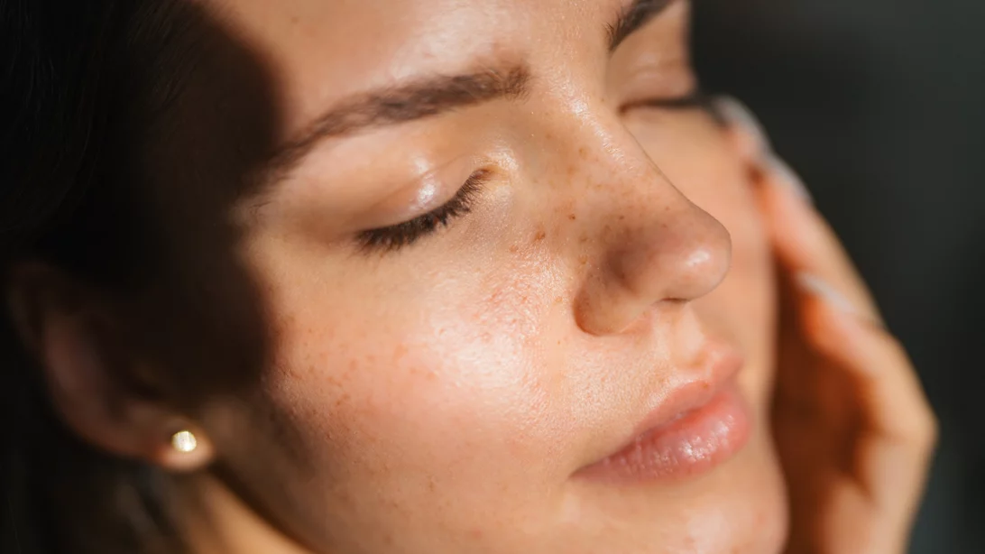 Το έξυπνο μυστικό των δερματολόγων που λίγες γνωρίζουν για το πιο ξεκούραστο βλέμμα