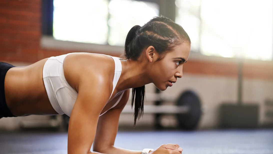 Οι 3 καλύτερες παραλλαγές της μαγικής σανίδας για να τονώσεις χέρια και κοιλιακούς