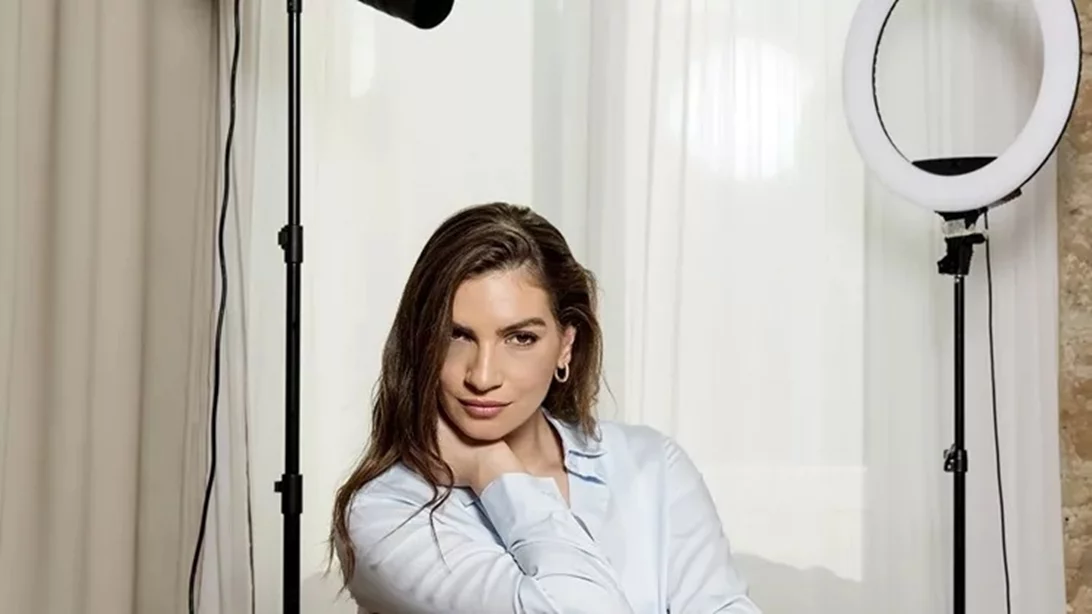 Η Χριστίνα Κανελλοπούλου ανανέωσε το χρώμα των μαλλιών της στο σπίτι [και εμείς μόλις βρήκαμε την πιο effortless βαφή χωρίς αμμωνία για pro αποτέλεσμα]