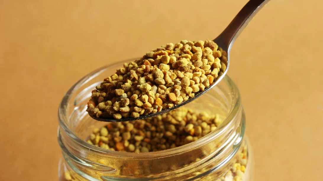 Γύρη μελισσών ή βασιλικός πολτός; Οι διαφορές τους και ποιο να επιλέξεις