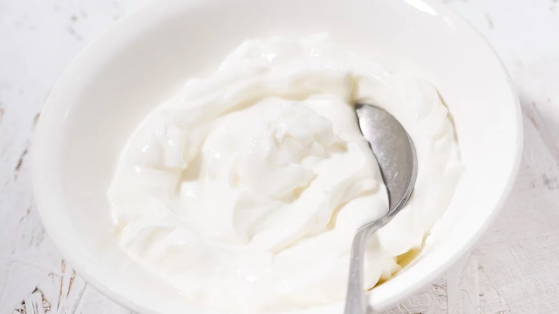 "Ένα γιαουρτάκι" για βραδινό: Τι να βάλεις μέσα για να χορτάσεις πραγματικά