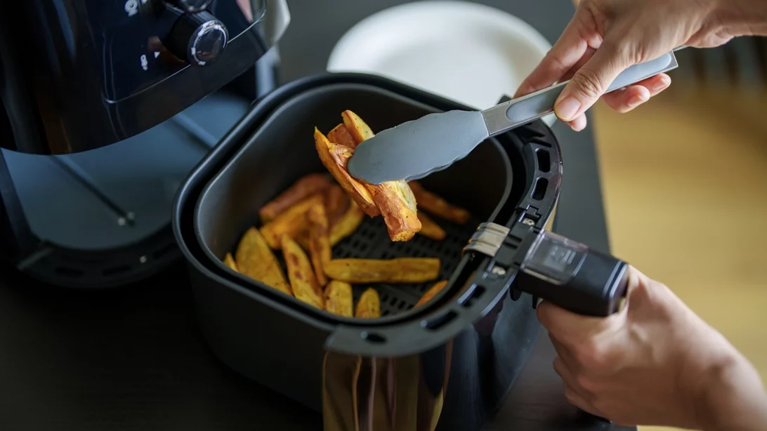 Το air fryer ρυπαίνει λιγότερο τον αέρα από το τηγάνι - αλλά με μία προϋπόθεση
