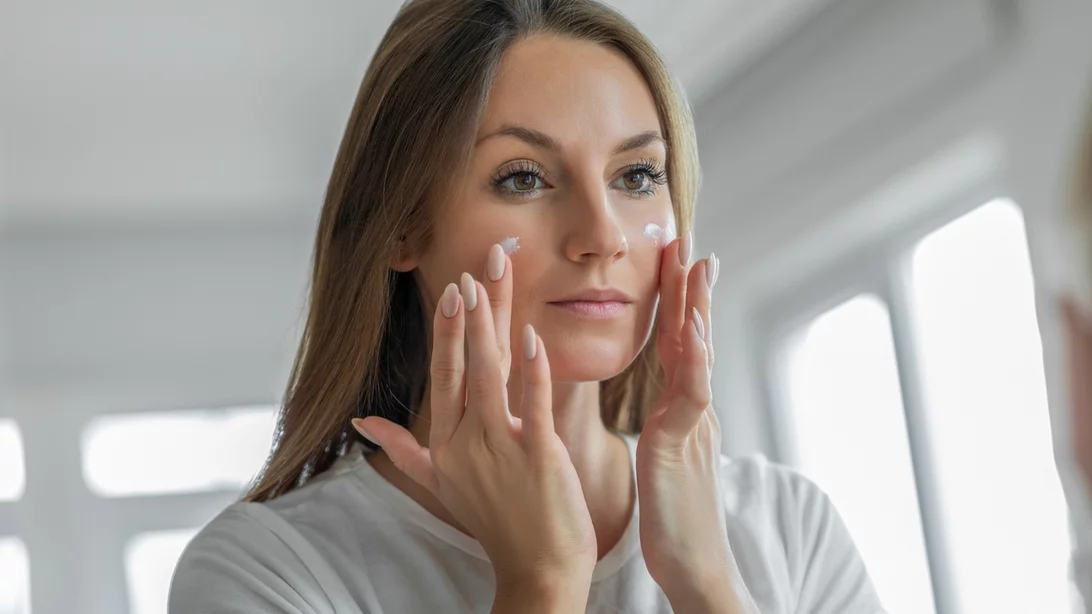 Αντιρυτιδική κρέμα νυκτός: Οι top επιλογές από φαρμακείο για λεία επιδερμίδα