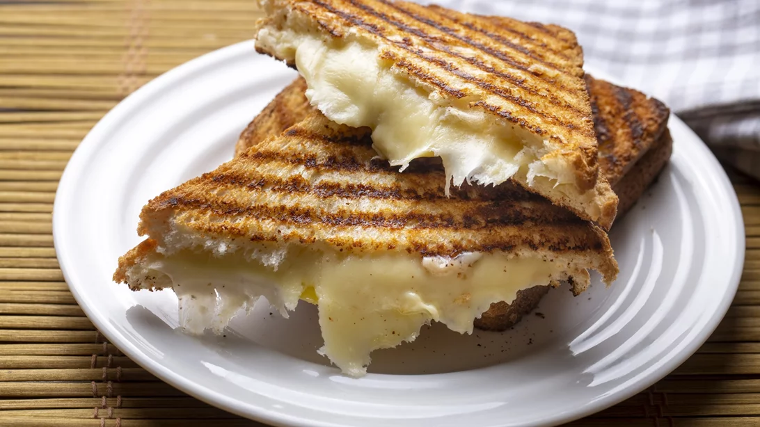 Συνταγή για το "έξυπνο" τοστ χωρίς ψωμί - με μόλις 3 υλικά!