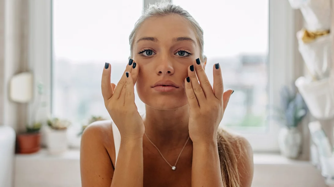 Πώς θα καταλάβεις αν κάποιος είναι άρρωστος; 6 διακριτικά σημάδια στο πρόσωπο που δεν προσέχεις