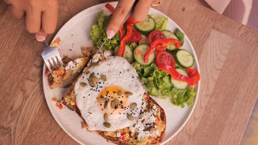 7 λάθη στο πρωινό που βλάπτουν το έντερο, σύμφωνα με γαστρεντερολόγο