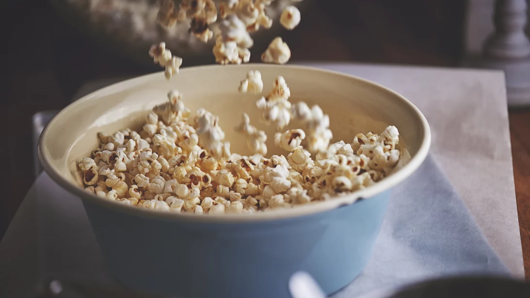 Αντί για βουτυράτα popcorn: Οι καλύτερες υγιεινές εναλλακτικές για σνακ ταινίας