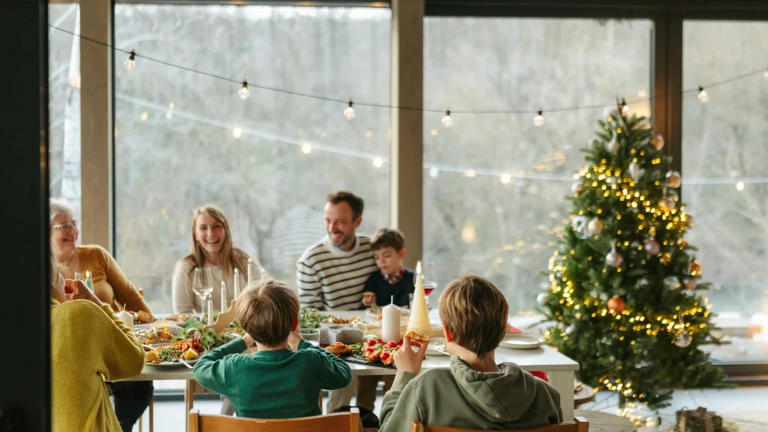 Χριστούγεννα: Να πάω ή να μην πάω στα οικογενειακά τραπέζια;
