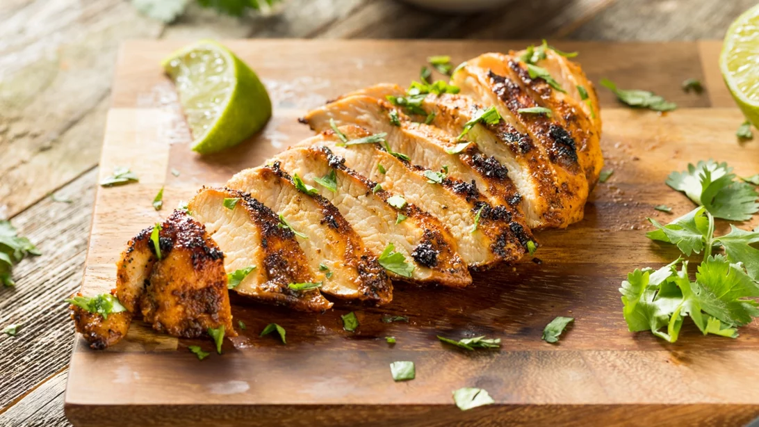 Όλοι το κάνουν, αλλά μπορεί να είναι επικίνδυνο – Το συχνό λάθος στο μαγείρεμα του κοτόπουλου