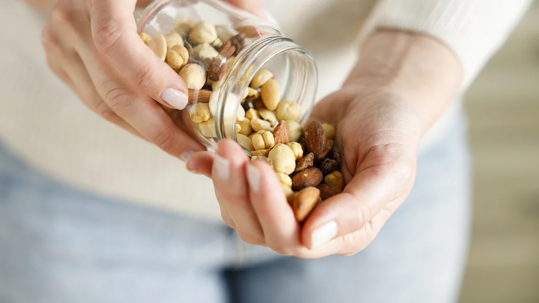 Ωμοί ή ψημένοι ξηροί καρποί; Αυτή η επιλογή που σου χαρίζει περισσότερα οφέλη