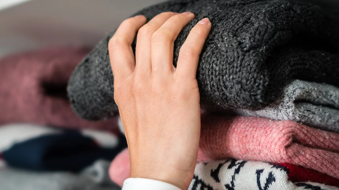 Πώς να κάνεις σωστό ξεκαθάρισμα στη ντουλάπα - Tips από fashionista του TikTok