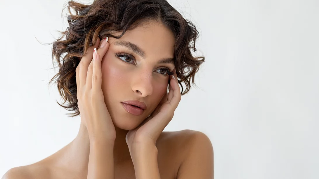 Πώς να κάνεις τα μάτια σου να φαίνονται μεγαλύτερα με eyeliner (βήμα-βήμα)