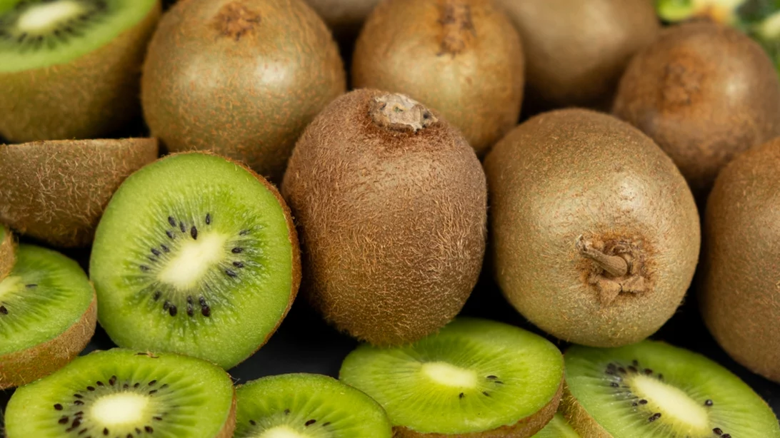 Αυτό είναι το πιο θρεπτικό μέρος του ακτινιδίου – και σχεδόν κανείς δεν το τρώει