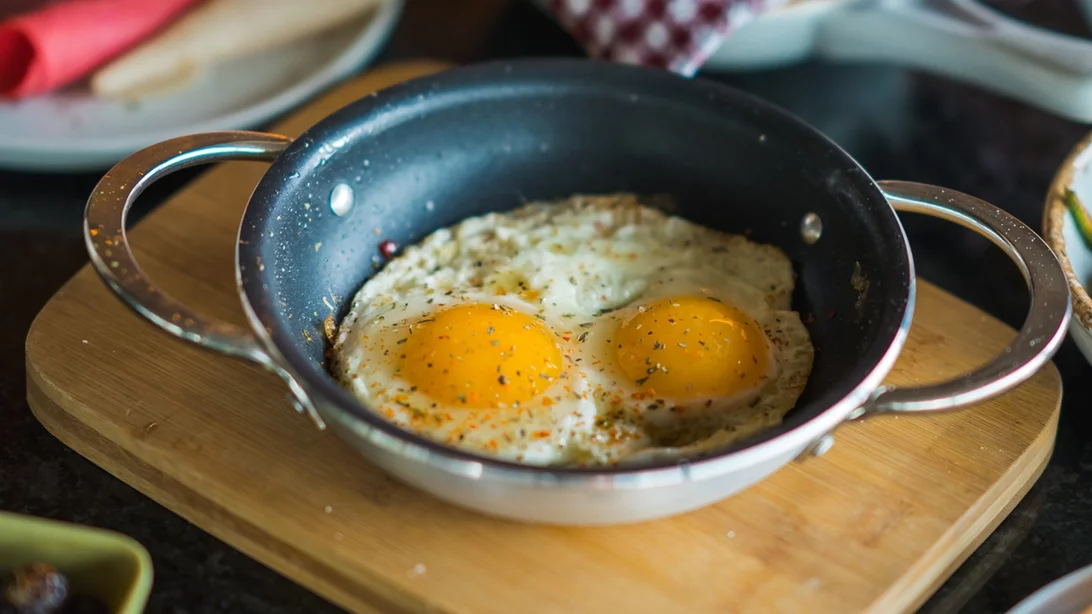 Αυγά: Το Νο1 λάθος που τα κάνει ανθυγιεινά – και ο πιο σωστός τρόπος να τα καταναλώνεις