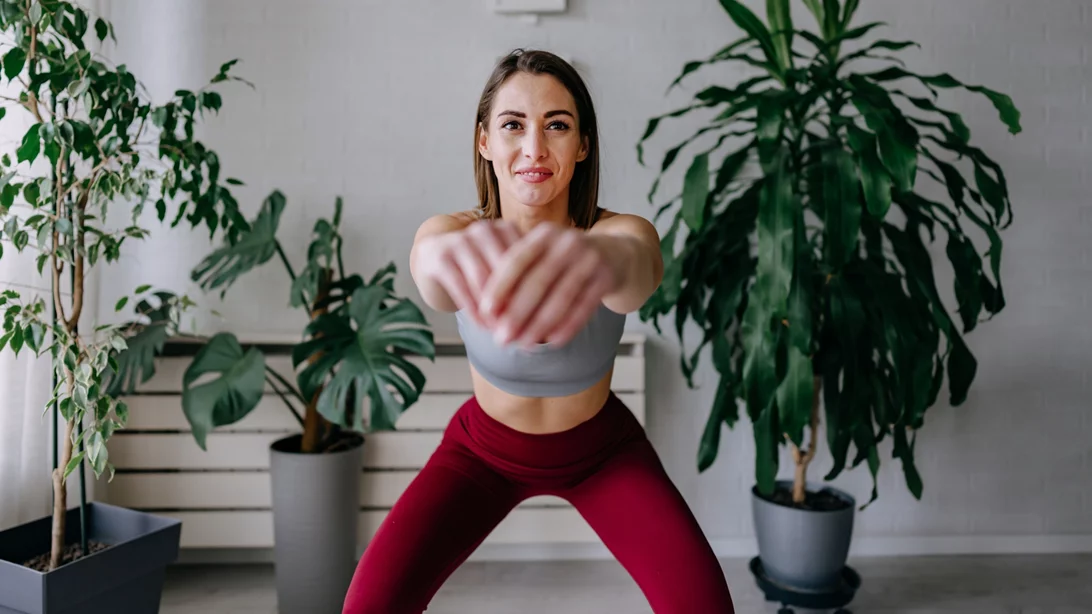 Christmas Workout: Οι 8 ασκήσεις που καίνε θερμίδες, πριν ή μετά το γιορτινό τραπέζι