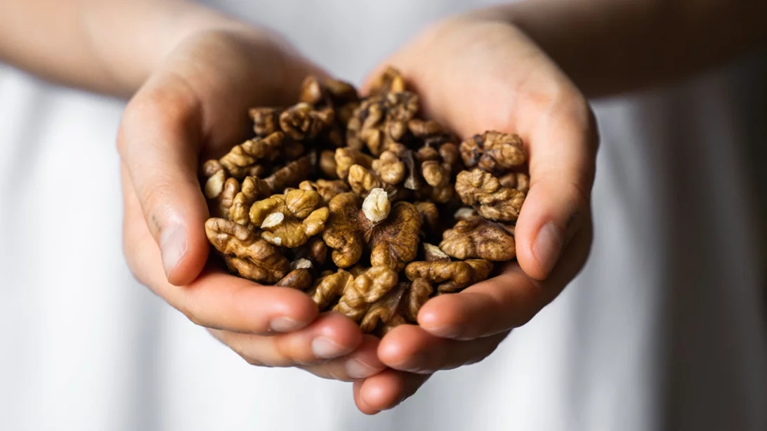 Η έλλειψη φωτός μειώνει τη σεροτονίνη: 10 τροφές για να την ενισχύσεις