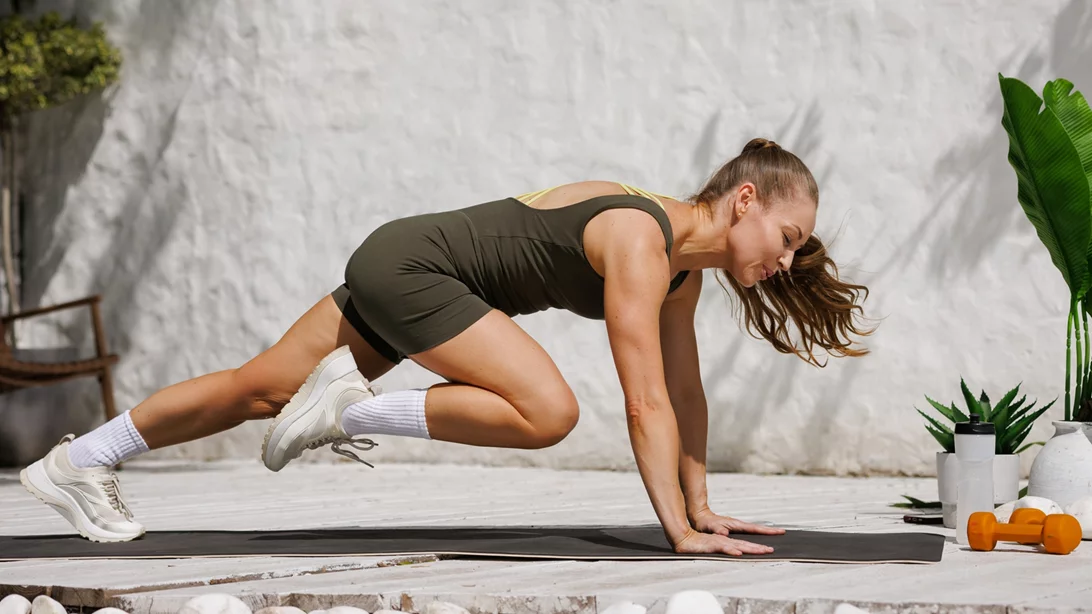Κάψε 600 θερμίδες σε 45' στο σπίτι – Η απόλυτη cardio προπόνηση χωρίς εξοπλισμό